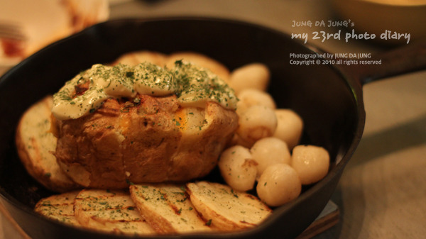 [홍대 맛집] 플라잉치킨, 홍대의 진짜 맛있는 철판 치킨 맛집! 뉴철판, 구운감자 강력추천!