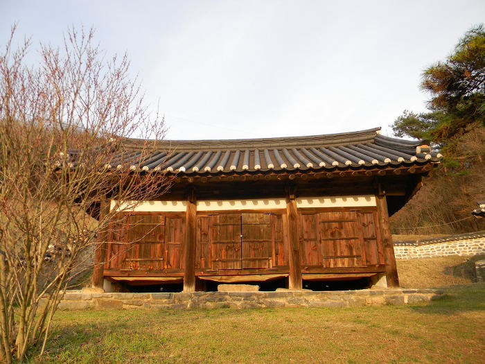 대전 무수동 유회당부기궁재, 삼근정사