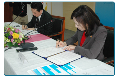2013. 4월 여성가족부와 디아지오코리아(주) 업무협약 체결식때 모습