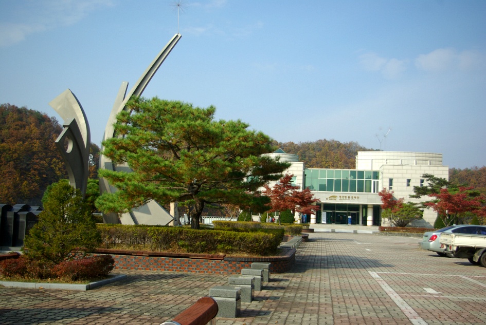강원 횡성호에 내려앉은 가을단풍 반영
