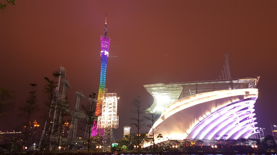 중국 광저우타워 야경. 반 평생 봤던 최고의 야경이었다.
