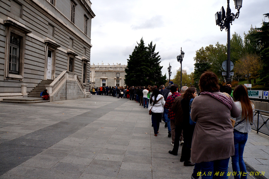 마드리드 왕궁(Palacio Real de Madrid)과 스페인 국기