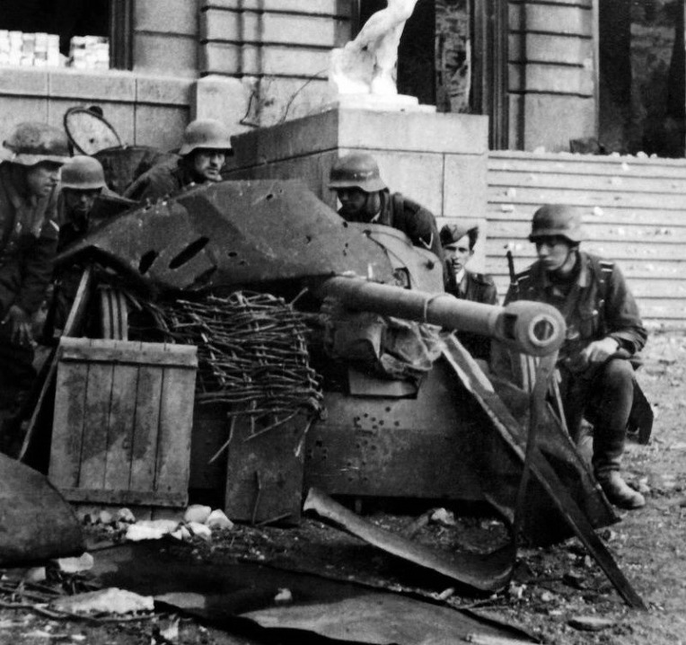 스탈린그라드 문화원 앞 포진 독일군 50mm PAK 38 대전차포- German 50mm Pak 38 AT Gun in front of Palace of Culture stalingrad