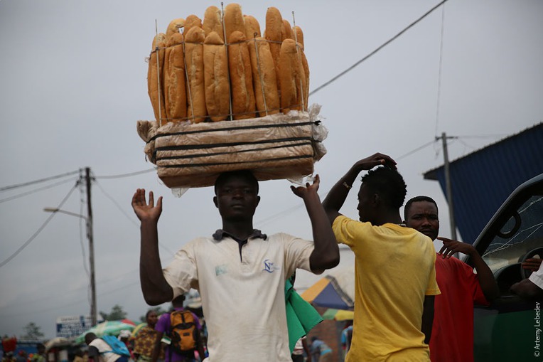 중앙 아프리카 공화국 방기 거리의 바게트 장수들 - Central African Republic Bangui street baguette seller
