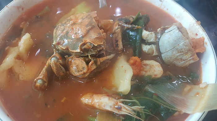 참게 메기매운탕 시켰더니~