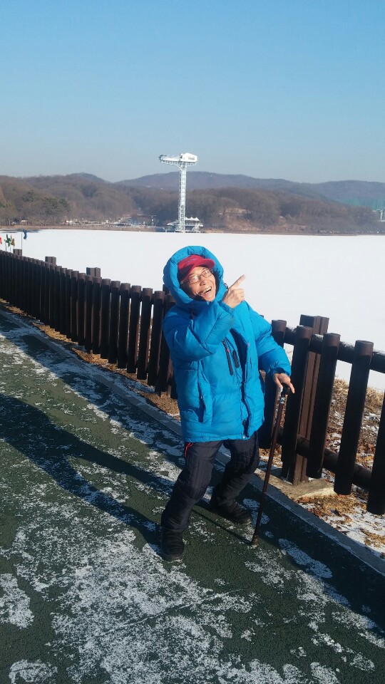 "靑山과 蒼空"은 "뫼닮"에게 말합니다.