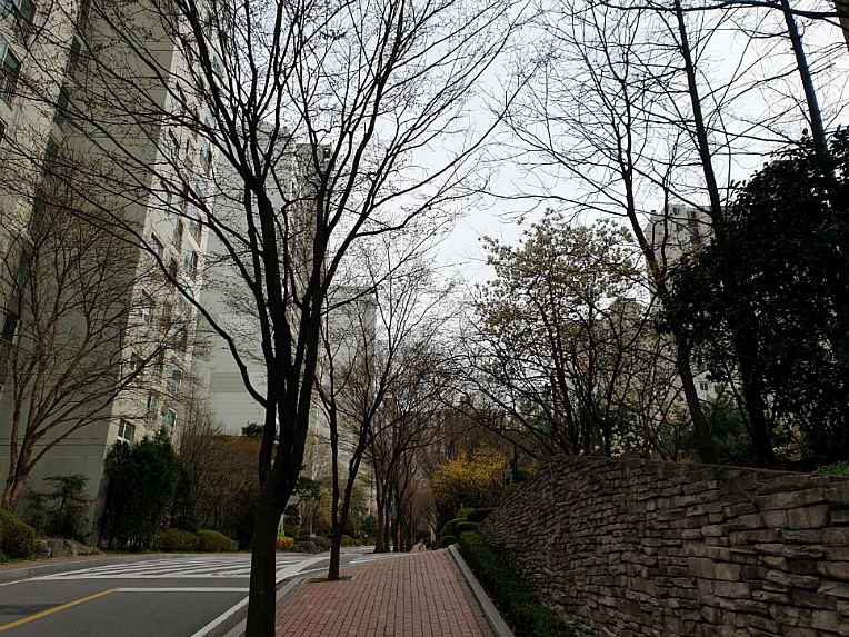 산책을 하면 기분이 좋아져요/ 우리 아파트에서 ....