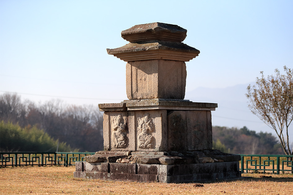 [숭복사지삼층석탑(崇福寺址三層石塔)] 2018.11.29 현재, 문화재자료 제94호  숭복사지삼층석탑은 보수공사 진행 중이다 / 토함