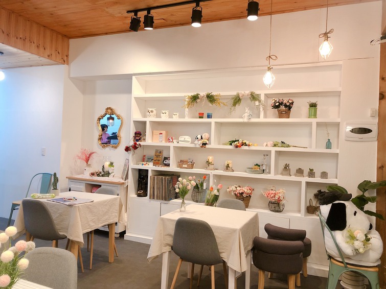 꽃비가 흩날리는 산아래  커피 좀 더 환하게 단장