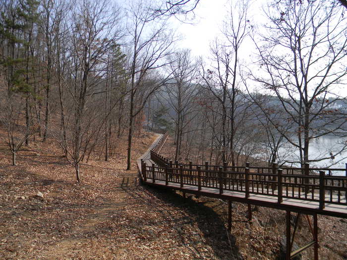 천장호 출렁다리와 소원을 들어준다는 소원바위(잉태바위)