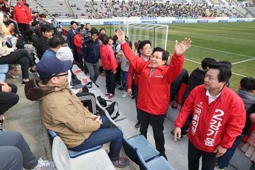 황교안 전직 법무부장관의 선거 운동 위반...경남FC 축구장 유세 논란/이슈인팩트