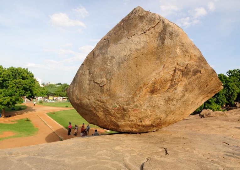 인도의 흔들 바위 마하발리푸람 마을 크리슈나의 버터 볼  India gigantic boulder Krishna's Butterball in the Mahabalipuram